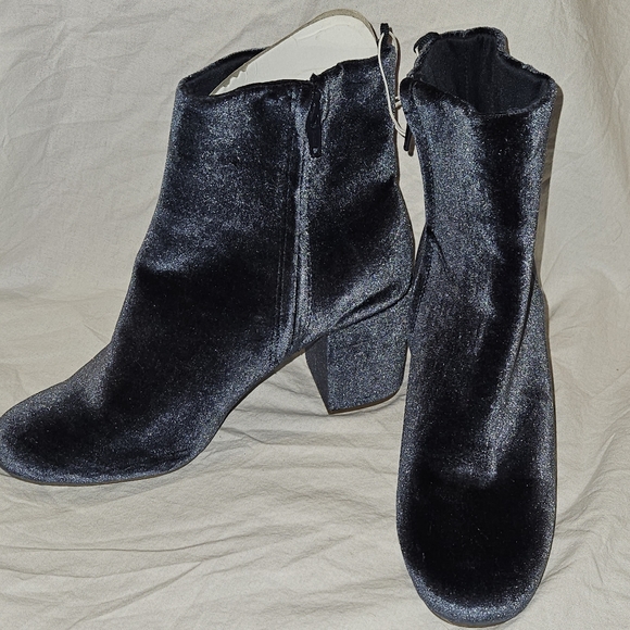 Velvet boots - Picture 7 of 9